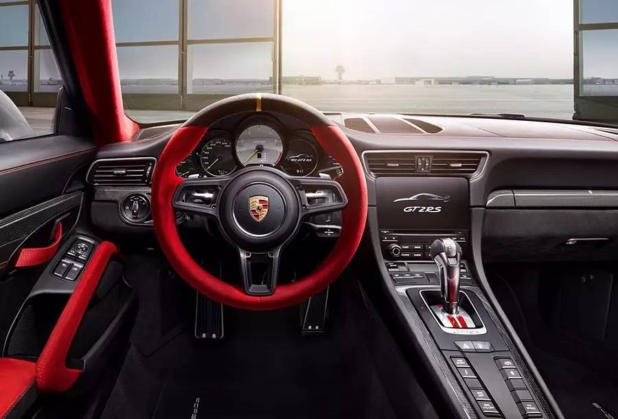 内饰彰显纯正运动风范911 gt2 rs 的乘客舱主要采用红色alcantara