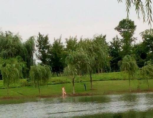 小男孩裸泳农村图片