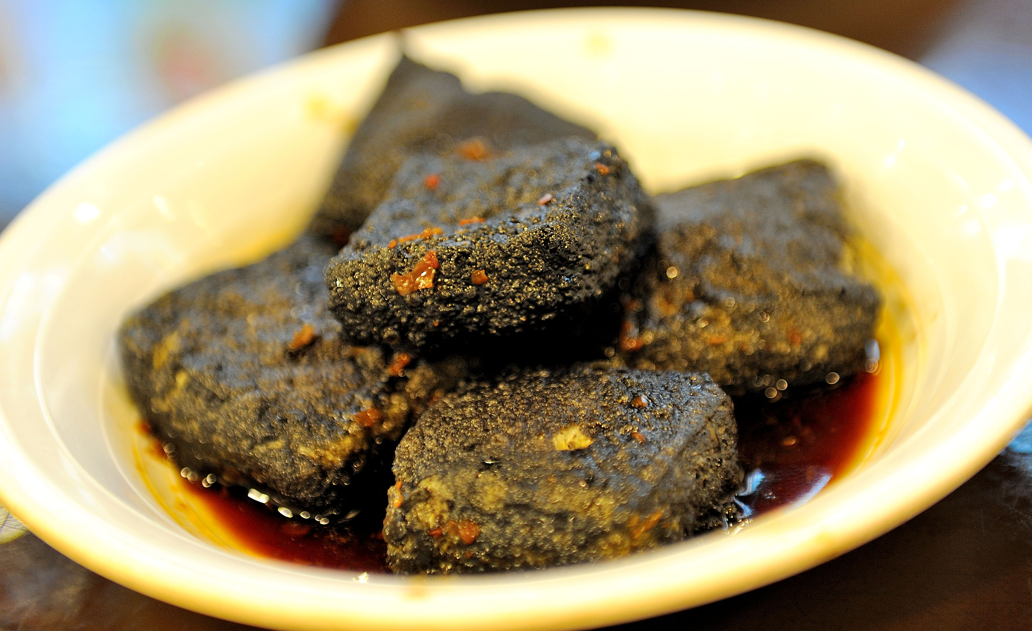 臭豆腐当然是首当其冲,长沙最著名的小吃,颜色墨黑,外焦里嫩,鲜而香辣