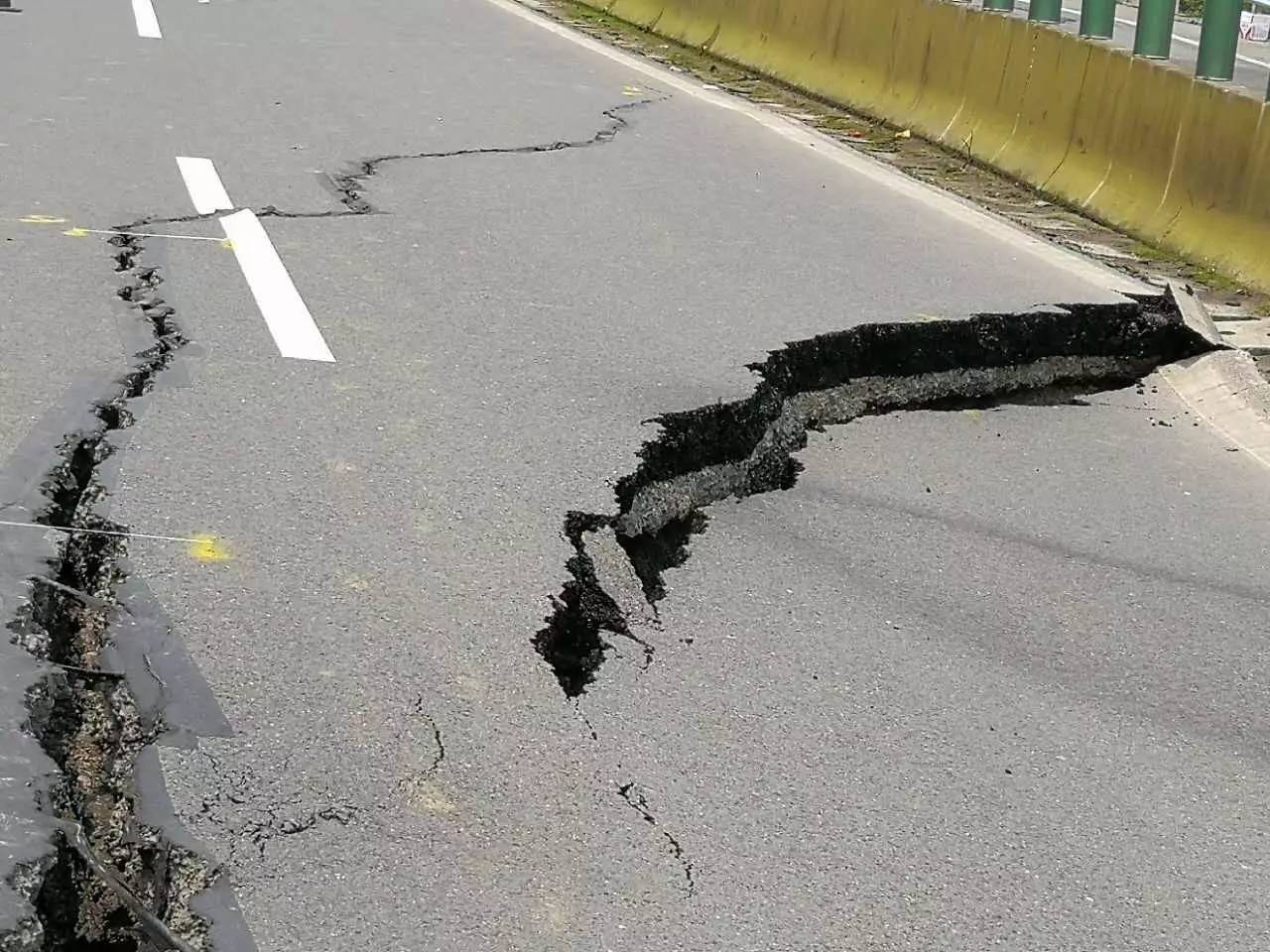鄂咸高速路基坍塌图片