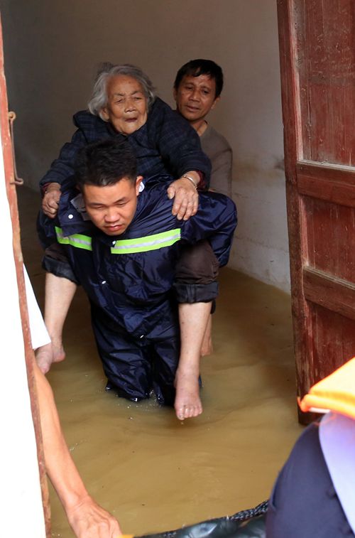 小战士背着一位老奶奶转移到安全的地方救援官兵在转移一位行动不便的