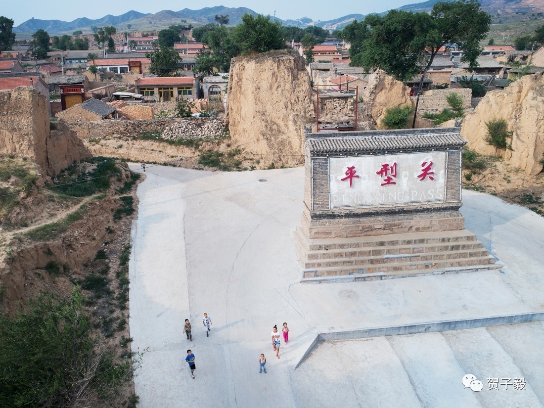 平型关战役遗址位于繁峙县附近,灵丘县城西桥沟一带,因距古长城关隘