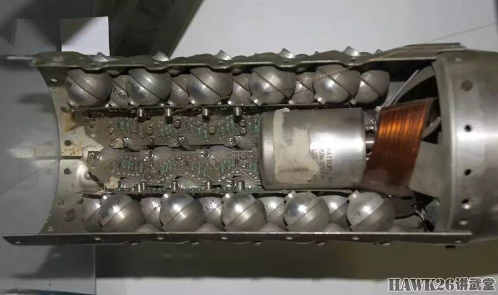 龙式反坦克导弹的解剖模型,可以看到微型火箭发动机环绕在弹体一周