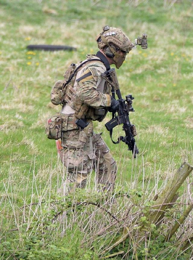 英军在阿富汗刺刀冲锋图片
