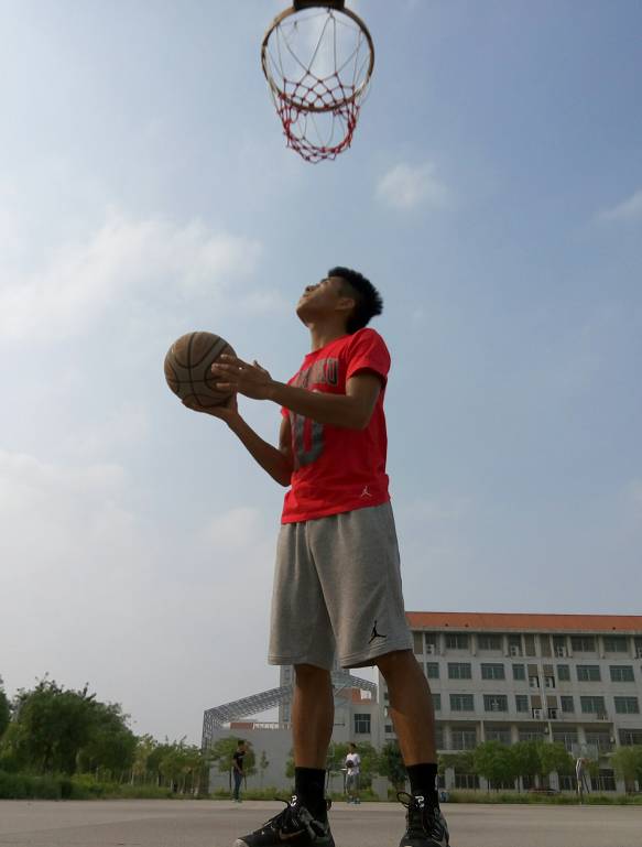 就像这样,黄宇军在生活中时时刻刻在创造着快乐,而篮球便是他的灵感
