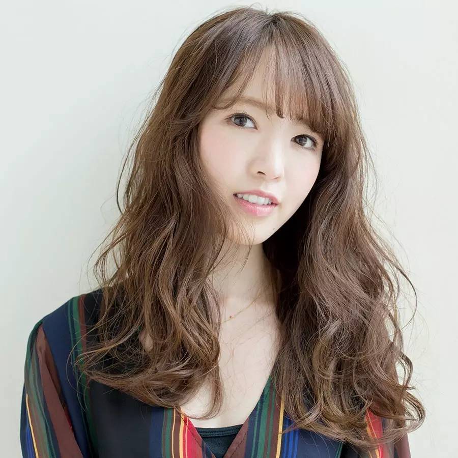 日本可爱的萌妹子,不仅长相乖巧可人,发型设计也是萌感十足,大街上