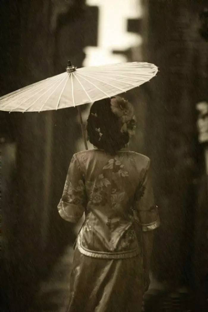江南雨巷撑伞女子图片图片