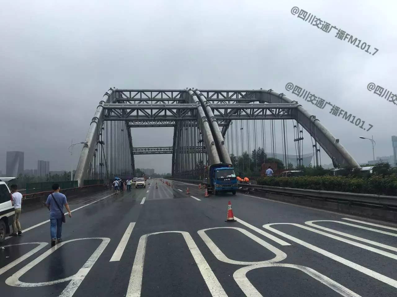 【关注】成都g4201绕城高速府河大桥被撞损,交通恢复时间暂时无法确定