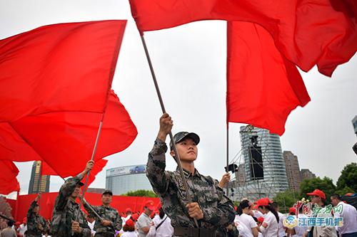 战士挥舞红旗图片