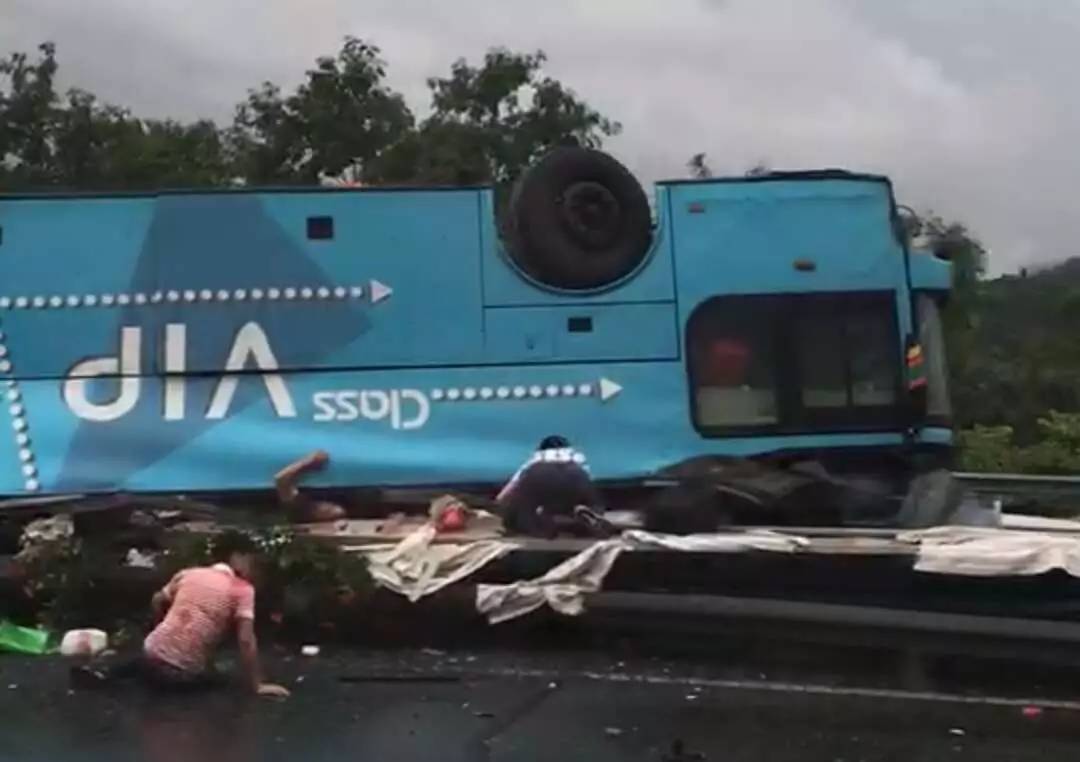 一大巴在广河高速翻车,19人死亡!出动直升机救援