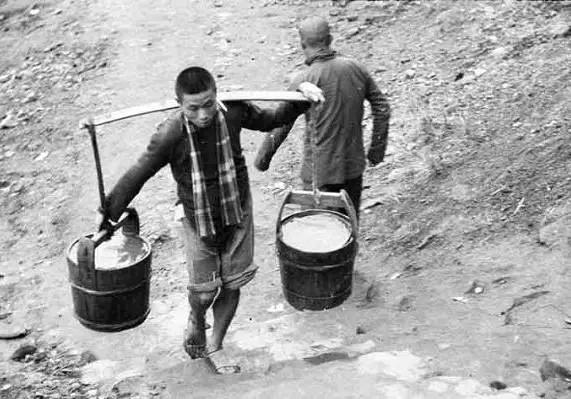 被村里雇佣来将附近河里的水挑到村广场的大水缸里,村里按一分钱一桶