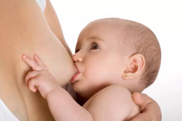 娃吃奶哺乳期图片