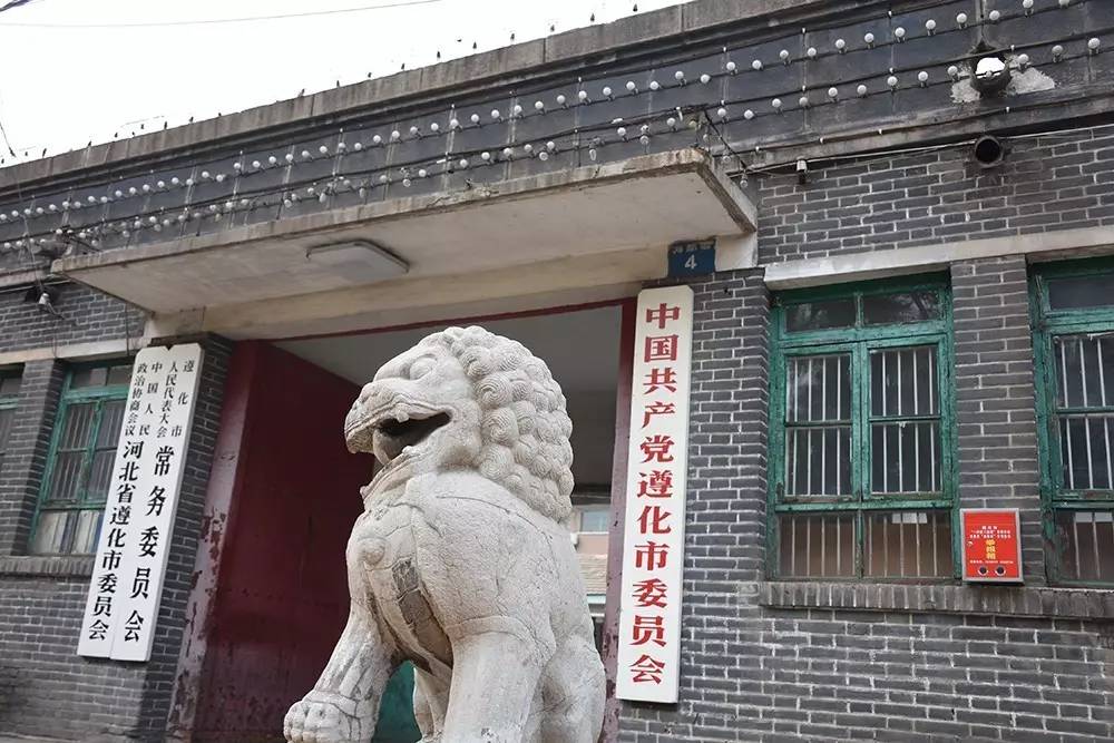 现在的市委大院是在原古县衙的基础上建设的,门口的两个石狮子历经