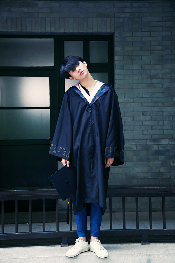 近日,演员张宥浩在其个人社交平台中发布一组毕业照
