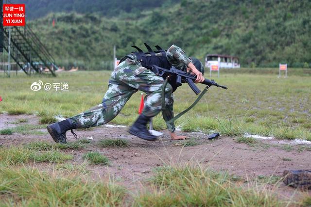 強特戰尖兵這麼練快速衝刺壘彈殼據槍迅速射擊