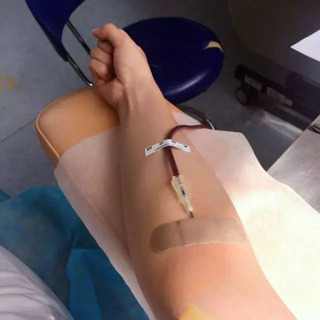 数十位听友与927dj一起 伸出手臂 让爱传递 献血 是一种选择 但 救人