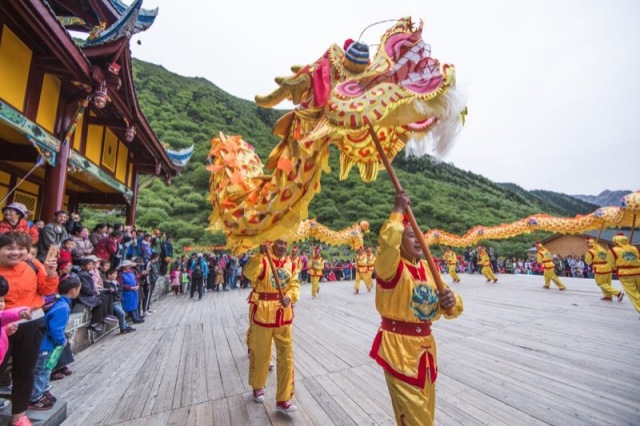 海拔3000 的黄龙庙会,精彩演绎致敬神山彩池