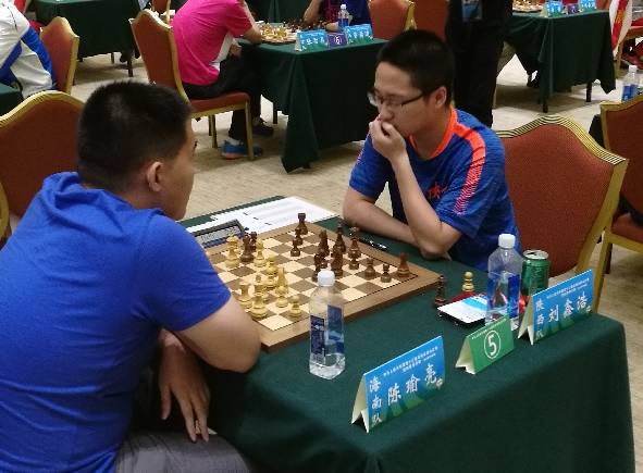 刘鑫浩(右)与海南选手陈瑜亮的这盘和棋只下了短短3分钟