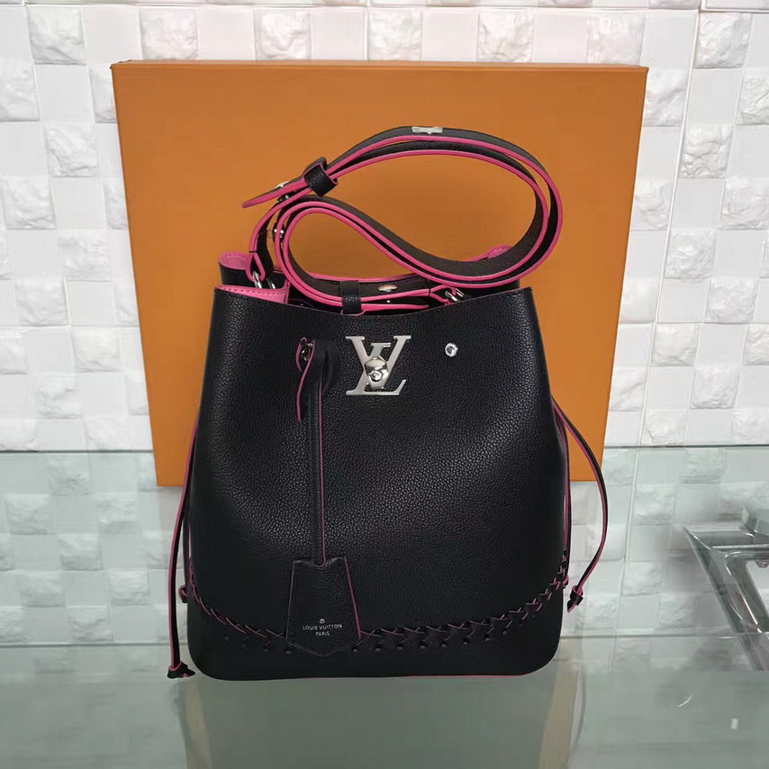 lv  lockme bucket 小牛皮编织水桶包 m54681