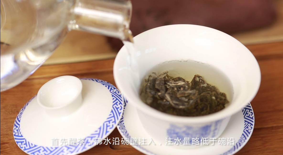 泡茶时先放茶叶后注入沸水（泡茶时先放茶叶后注入沸水称为上投法对还是错） 泡茶

时先放茶叶后注入沸水（泡茶

时先放茶叶后注入沸水称为上投法对还是

错） 茶叶资讯