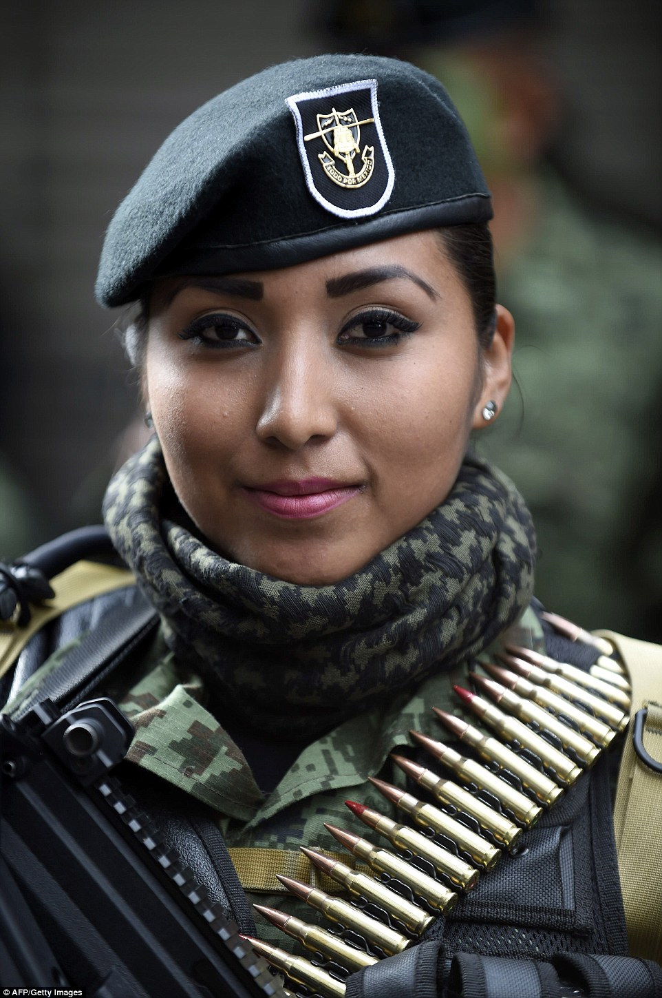 漂亮的墨西哥女兵涌向地铁的墨西哥阅兵士兵们地铁中的墨西哥士兵