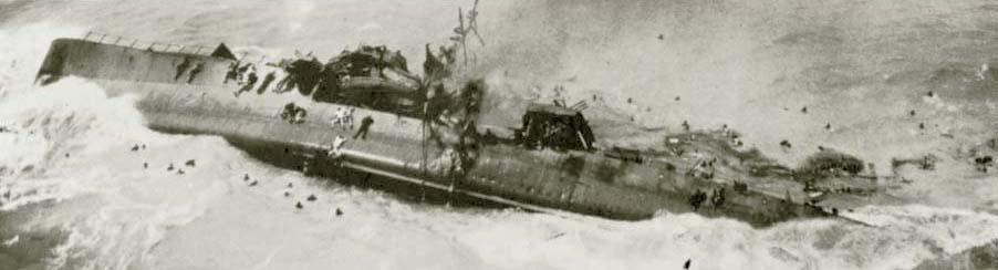 美国轰炸机对日本军舰下手狠辣 将其击沉后机枪狂扫落水水兵 热备资讯