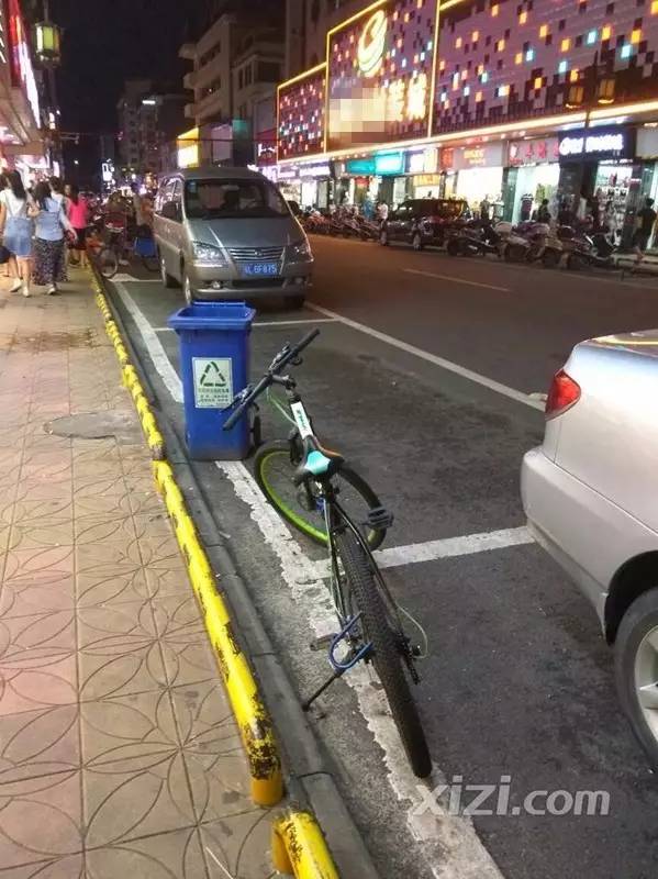 本人今晚逛街经过东华路时发现惠东的停车位还真是各式各样,有的停车