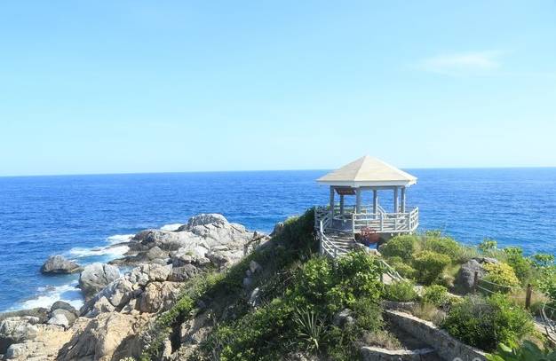 到达海边石梅湾景区,从石梅湾旅游度假区码头乘快艇大约7分钟即到岛上