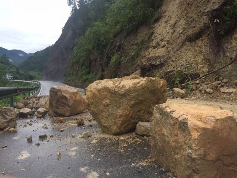 重庆奉恩路高桥河路段发生山石滚落