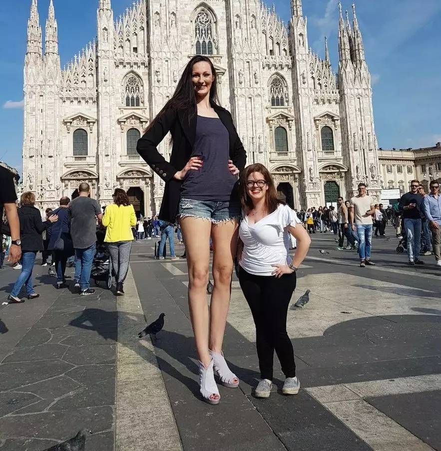 世界上最高的巨人女孩图片
