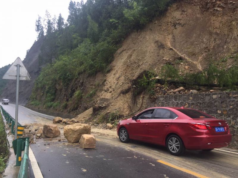 重庆奉恩路高桥河路段发生山石滚落