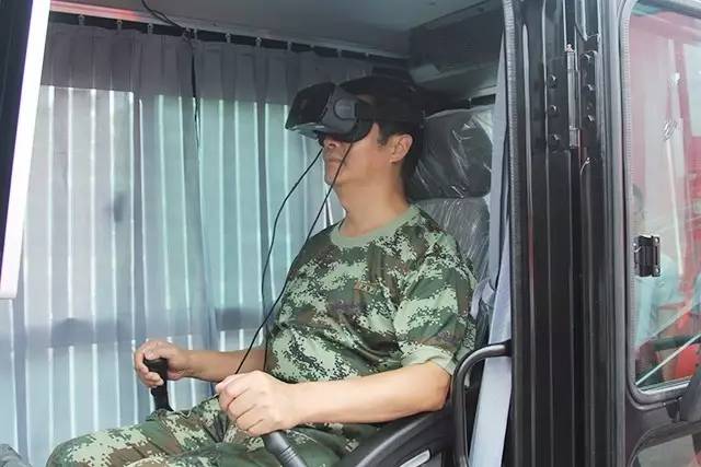 副参谋长向明清亲自体验vr操控挖掘机