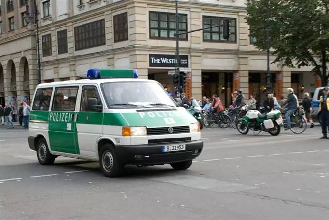 亲拍德国警察执法:2011年9月19日 宝马拦路,有诈弹!