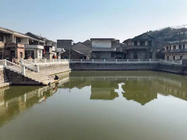 岛上的居民也寥寥无几 部分已迁移到奉贤的海湾 海湾耗资设立了滩浒