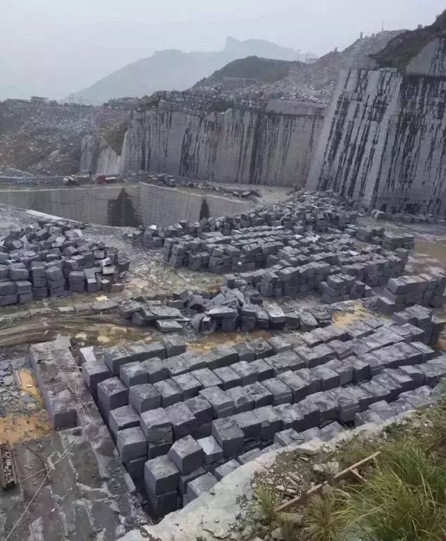 重庆黑石材矿山图片