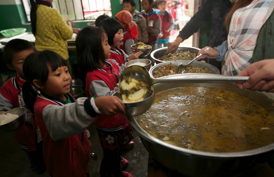 贫困地区儿童吃饭图片