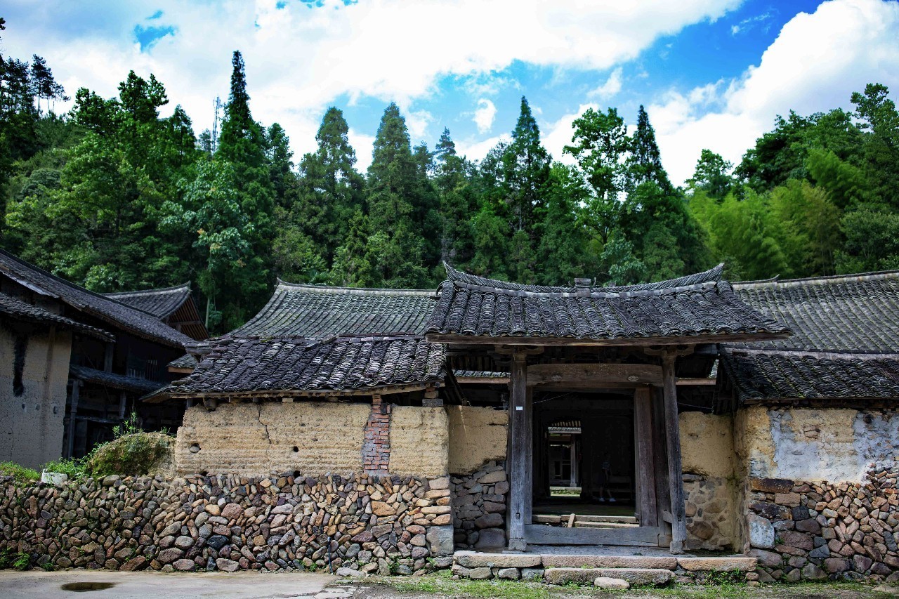 徐岙底古村落座西南面东北,是泰顺县保存最完整的古村落之一,前有小溪