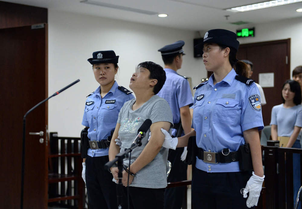 女子打警察致嫌犯逃脫法庭上仰天長嘆組圖