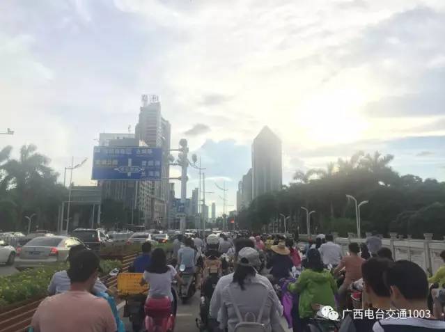 每天下班晚高峰,民族大道茶花园路口等待通行的电动自行车一直反排到