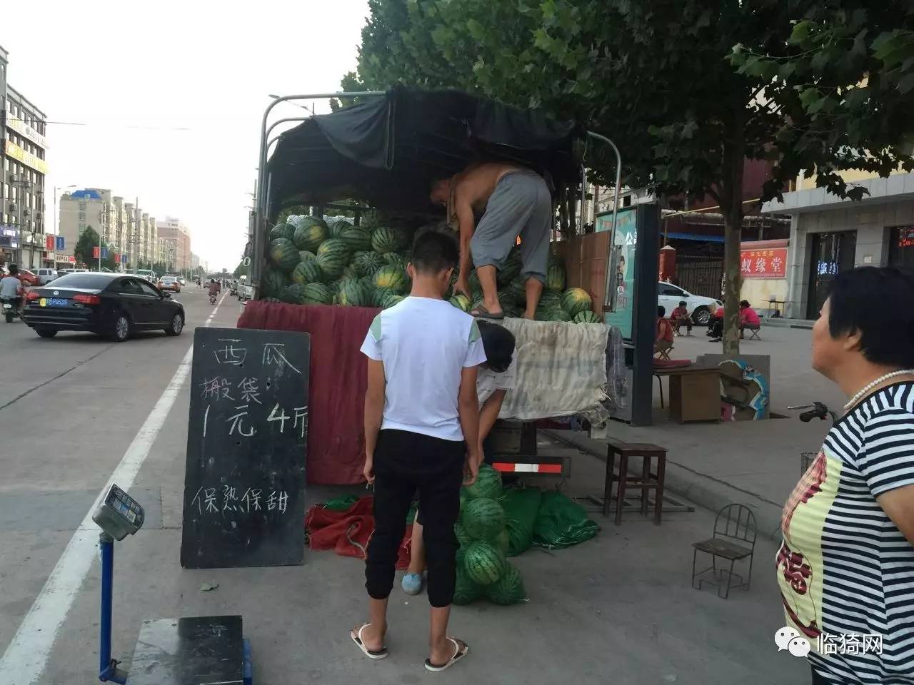 看看臨猗街頭這些賣瓜人!