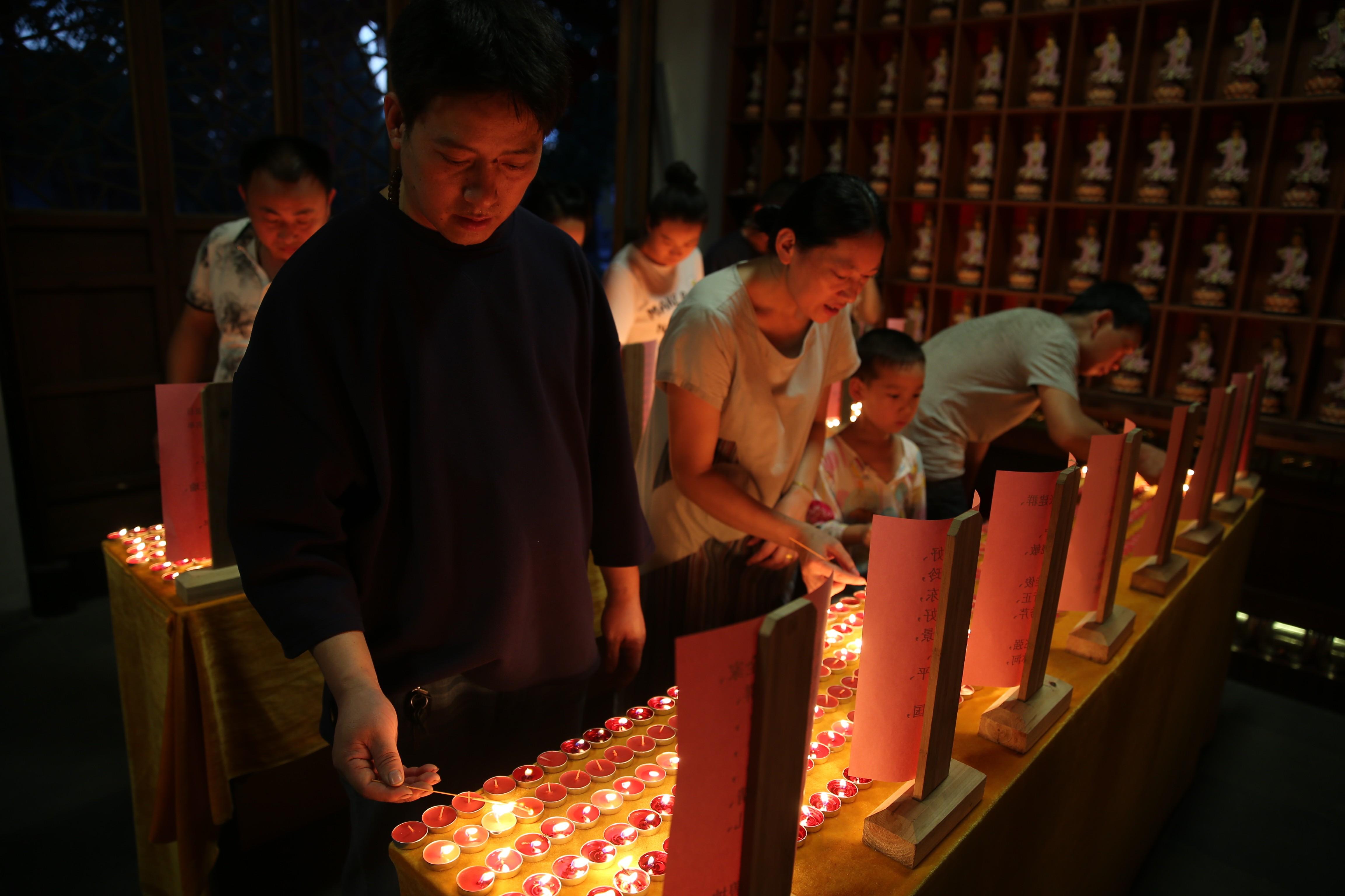 寺院正月十五供灯法会图片