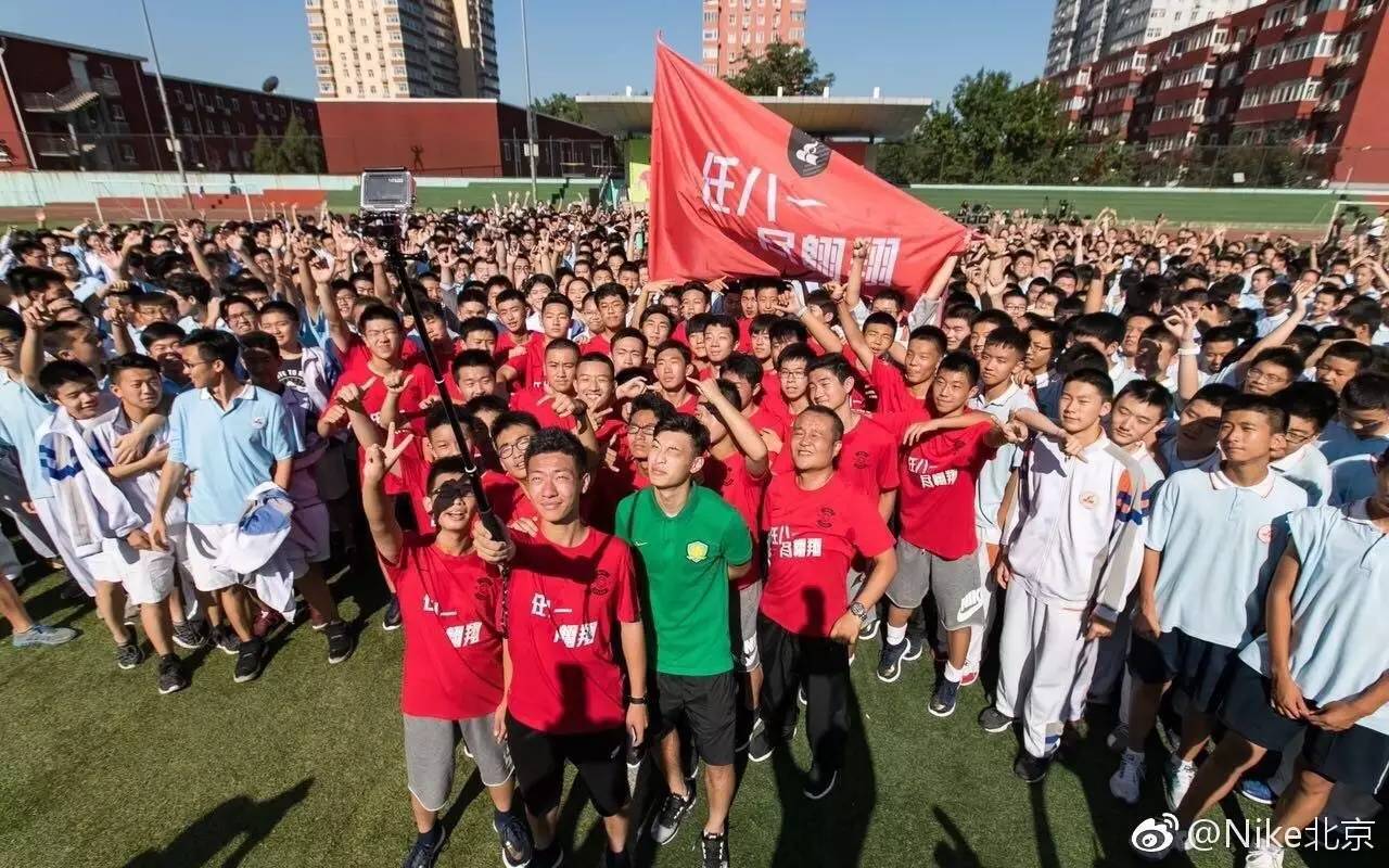 不懈奋进出成绩八一学校是北京市传统足球学校,1988年被命名为培养高