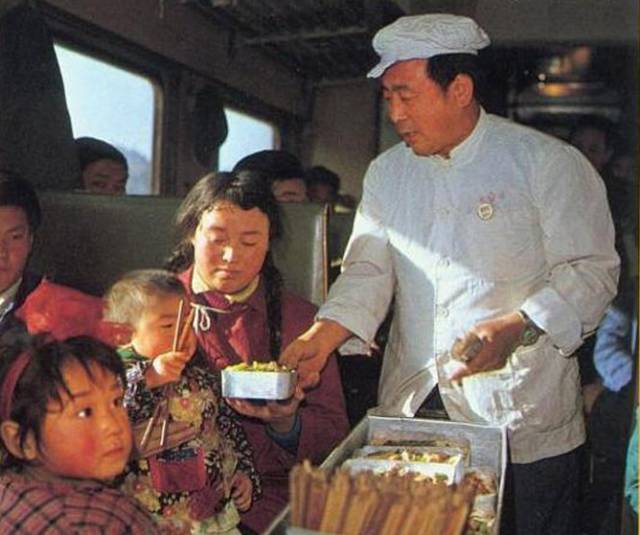30年前火车上的盒饭是装在铝制饭盒里以每份3毛钱价格售卖的盖浇饭