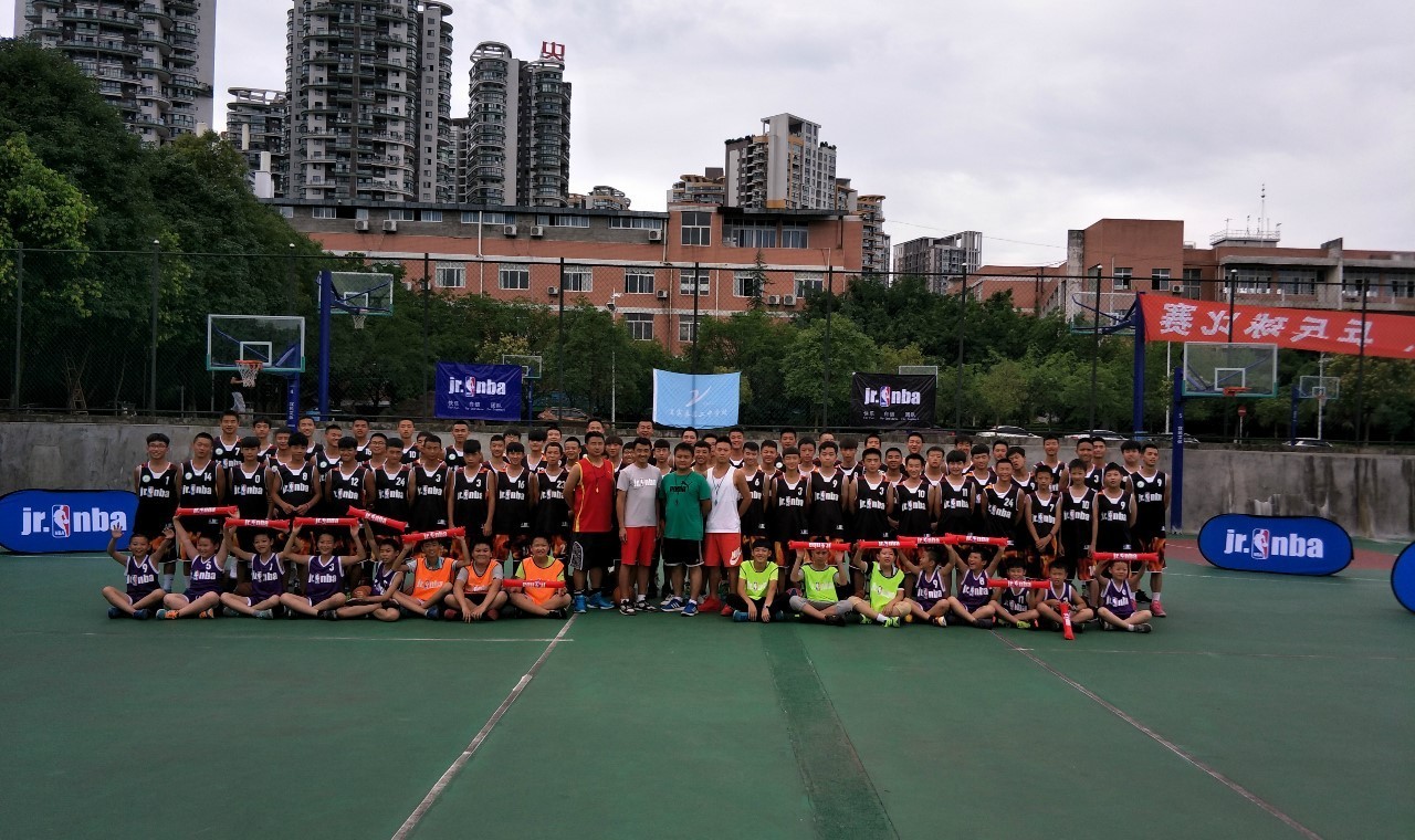 【四川省宜宾县二中】六千师生对篮球的爱远比冠军更重要