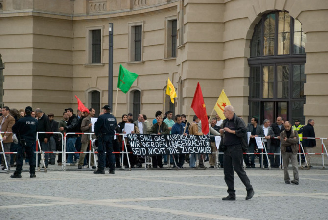 亲拍柏林示威:2011年9月19日,维稳的德国警察