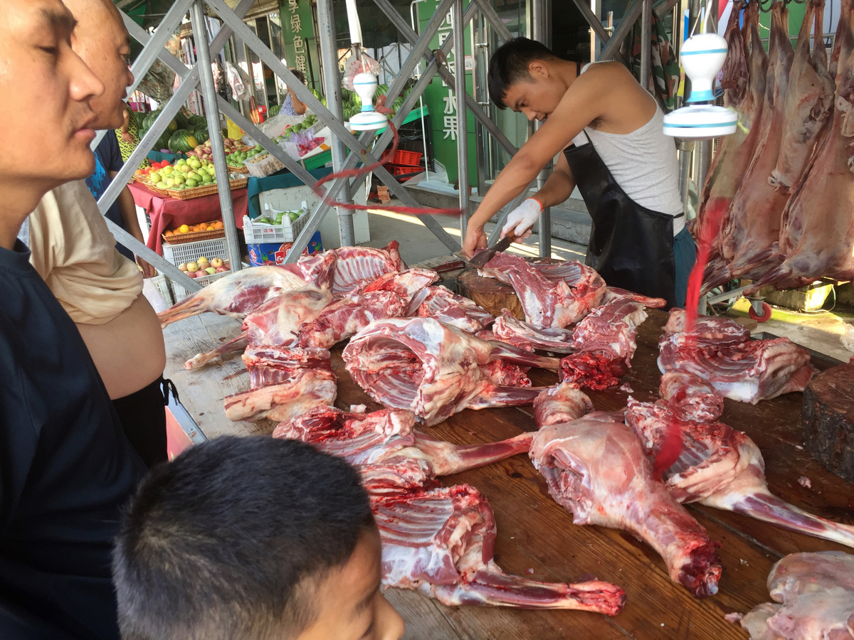 早市随拍,羊肉生意最火,25元一斤半天卖出30只羊