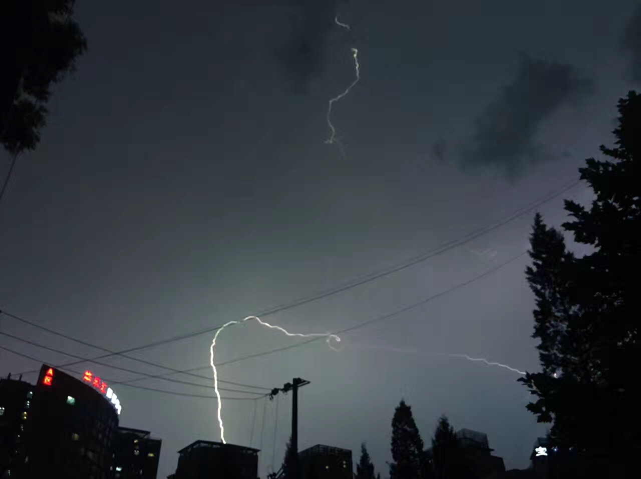 昨夜北京的那场暴雨,闪电划过天空唯美瞬间