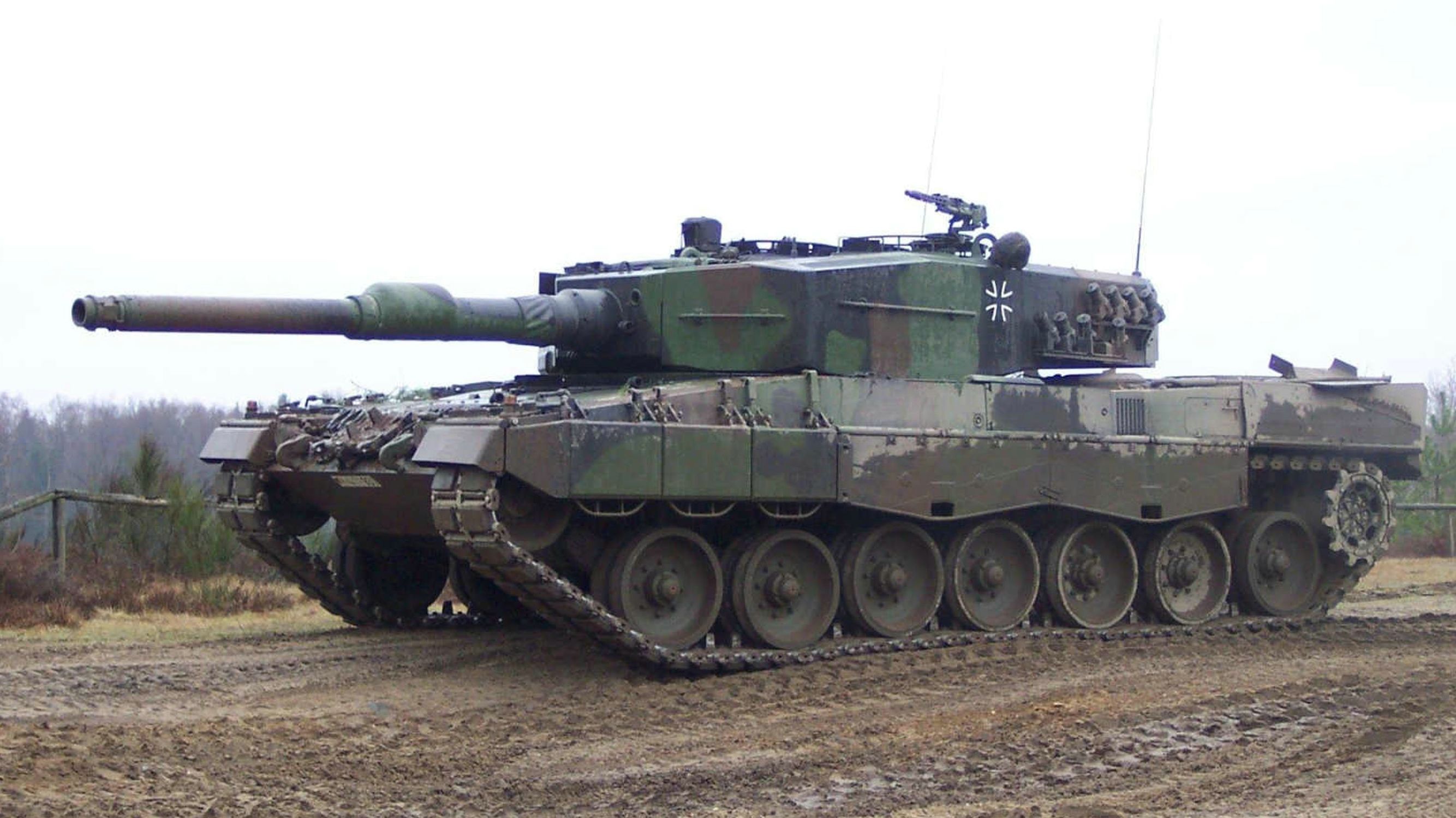 原来德国豹2坦克用的是滑膛炮!
