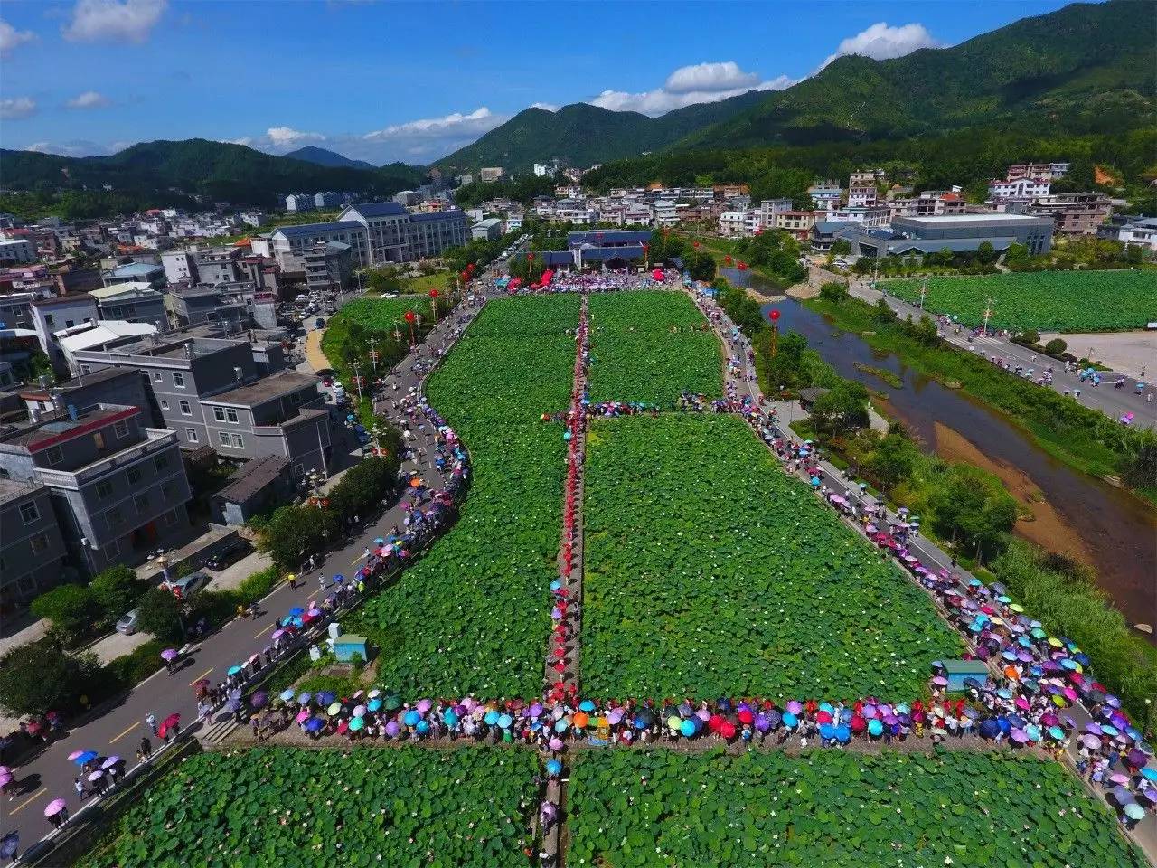 百人旗袍秀在上杭县才溪镇举行