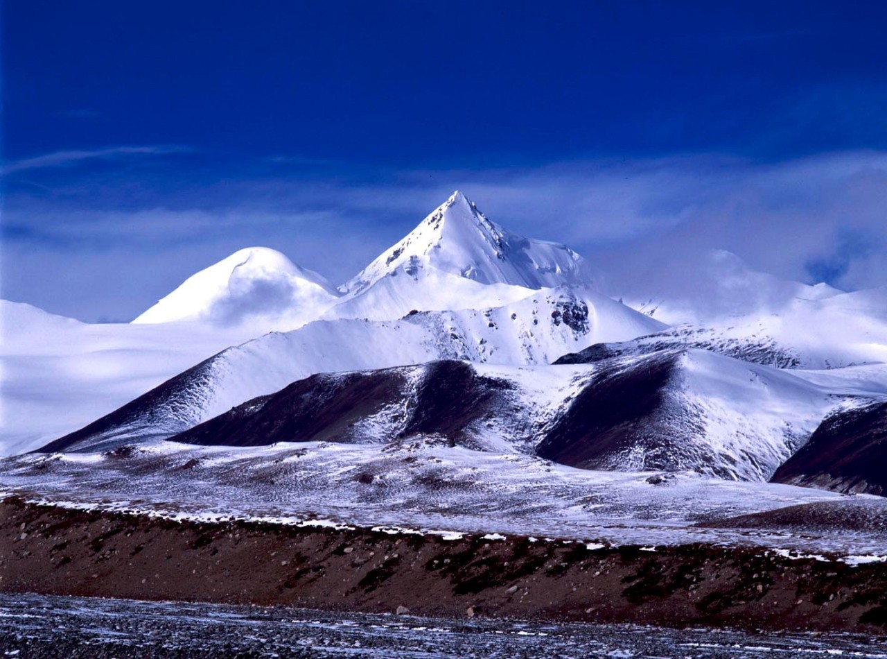 亦称罗波峰它也只能位列第二即便在冈仁波齐所属的冈底斯山脉中▼